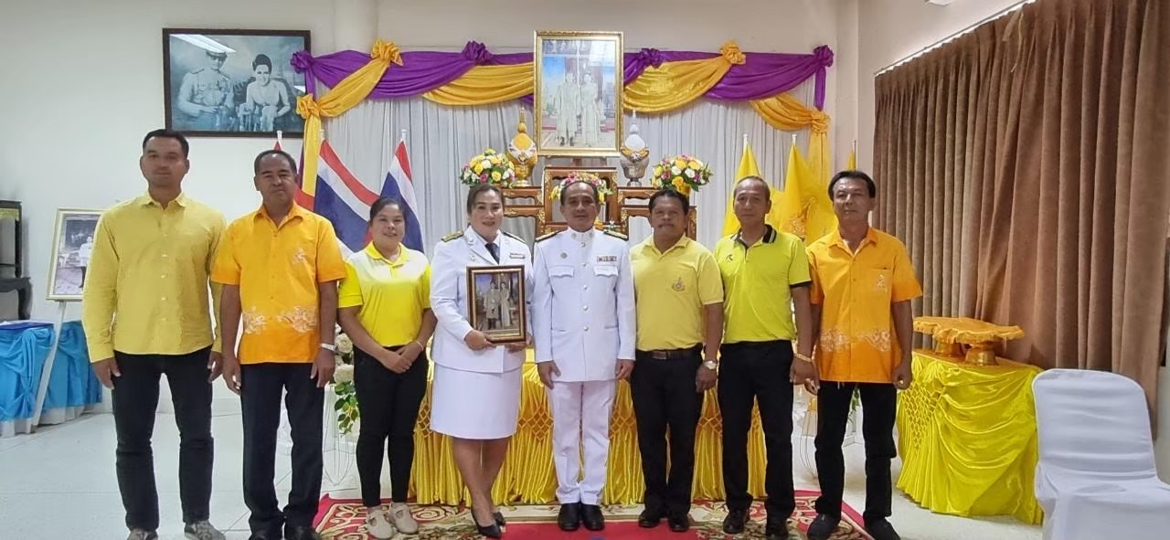 วันที่ 31 พฤษภาคม 2567 เวลา 09.00 น. นายกฤษฎา โลพิศ นายกเทศมนตรีตำบลสะพลี พร้อมด้วยคณะผู้บริหาร สมาชิกสภาเทศบาล ข้าราชการ พนักงาน และลูกจ้างเทศบาลตำบลสะพลี ได้ร่วมพิธีรับพระราชทานพระบรมฉายาลักษณ์พระบาทสมเด็จพระเจ้าอยู่หัว ที่ฉายกับสมเด็จพระนางเจ้าฯ พระบรมราชินี ณ ห้องประชุมสำนักงานเทศบาลตำบลสะพลี