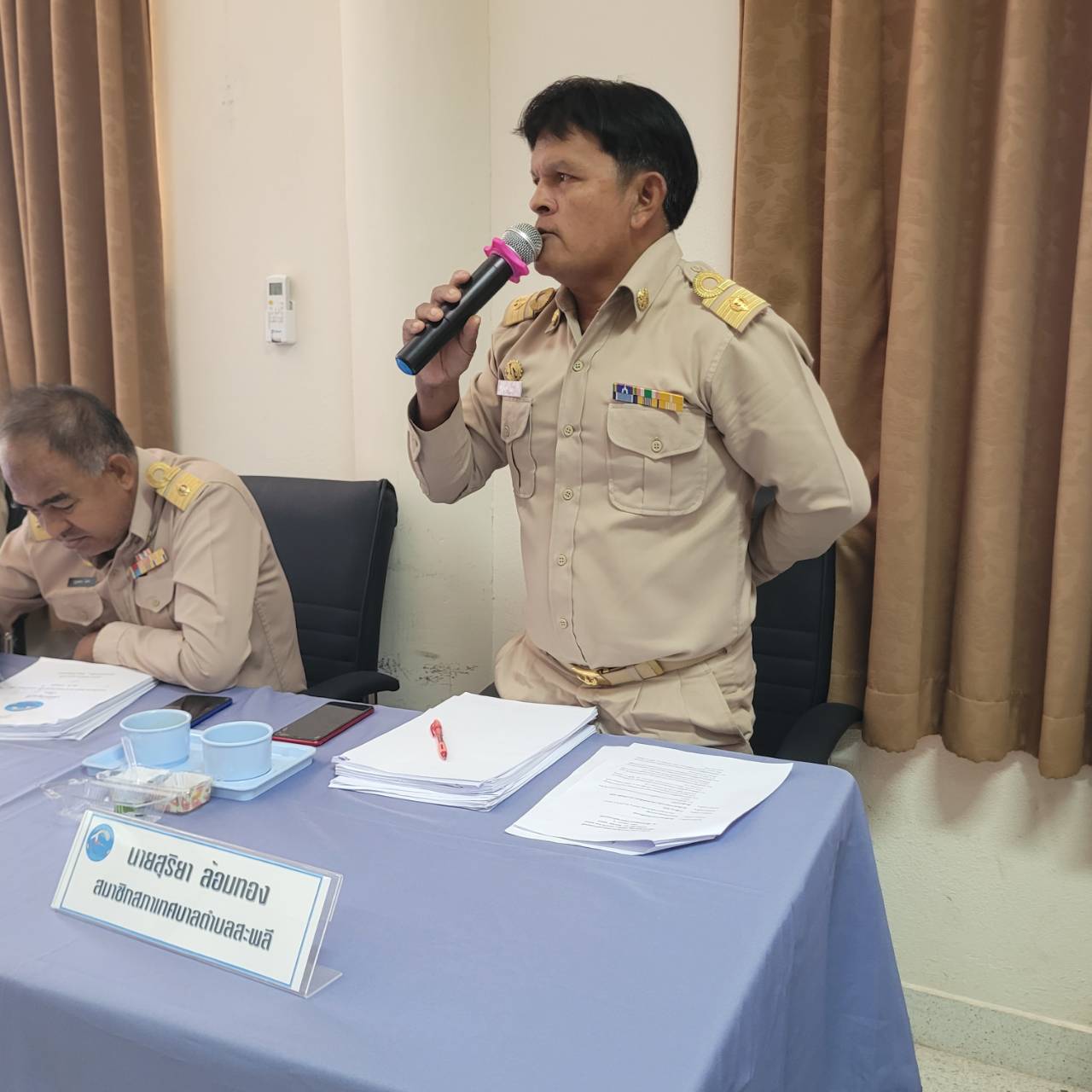 วันพฤหัสบดีที่ 15 สิงหาคม 2567 ตั้งแต่เวลา 09.00 น. นายกฤษฎา โลพิศ นายกเทศมนตรีตำบลสะพลี พร้อมด้วยคณะผู้บริหาร ร่วมในการประชุมสภาสมัยสามัญ สมัยที่ 3 ประจำปี 2567 เพื่อนำเสนอร่างเทศบัญญัติงบประมาณรายจ่าย ประจำปีงบประมาณ พ.ศ. 2568  และญัตติต่างๆ ในวาระ  โดยมีนายเจษฎา ทิพย์มงคล ประธานสภาเทศบาลตำบลสะพลี เป็นประธานในการประชุม